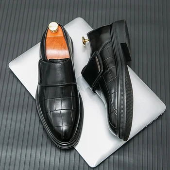 2023 Nova Marrom Sapatos de Fivela de Cinta Rodada Toe Sapatos para Homens de Casamento Preto Pu Homens vestem calça Tamanho 38-46
